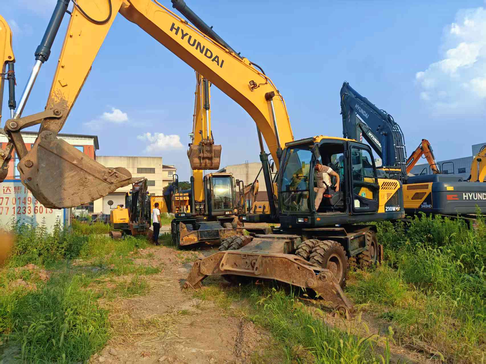 Under the Scorching Summer Sun: Uzbek Clients Test Hyundai 210WVS Wheel Excavator On-Site！